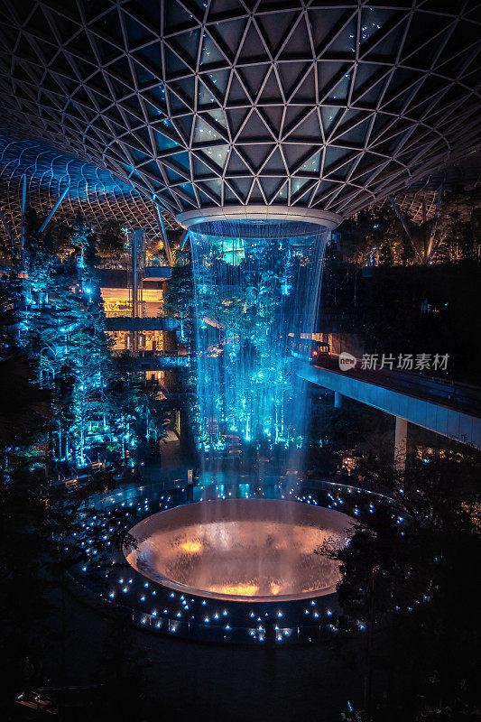 新加坡，新加坡- 2020年1月14日:新加坡樟宜宝石机场夜间的森林瀑布，现代的未来主义概念设计